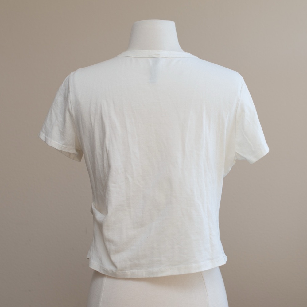 Chic White Short Sleeve Women's Cropped T-Shirt - Picture 5 of 9